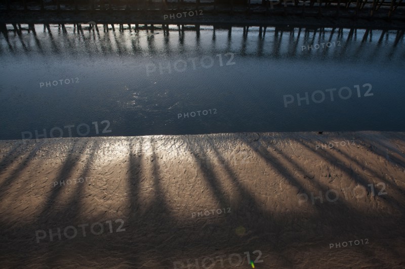 France, region Basse Normandie, Calvados, Cote fleurie, Trouville-sur-Mer, plage, jetee, estacade, phare, mer