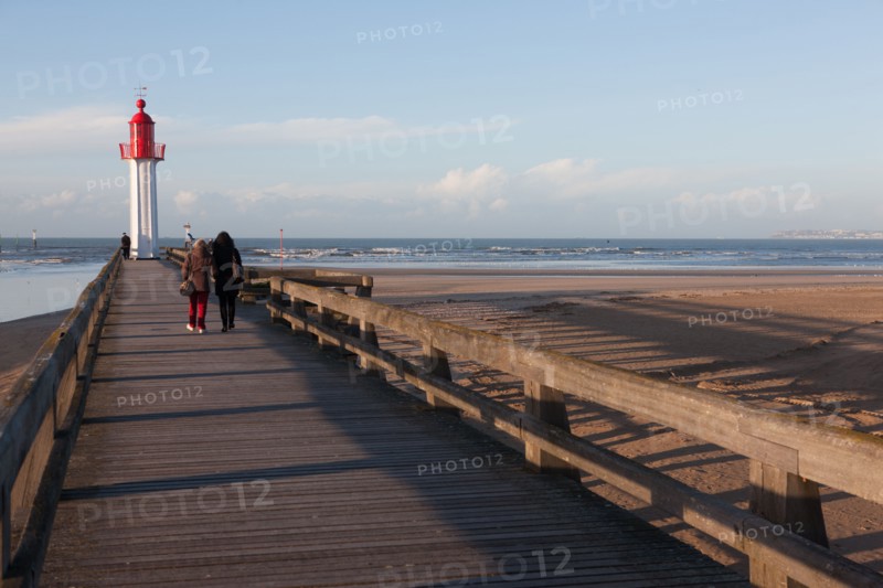 France, region Basse Normandie, Calvados, Cote fleurie, Trouville-sur-Mer, plage, jetee, estacade, phare, mer