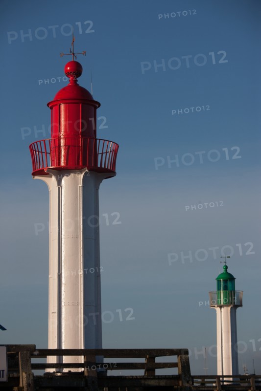 France, region Basse Normandie, Calvados, Cote fleurie, Trouville-sur-Mer, plage, jetee, estacade, phare, mer