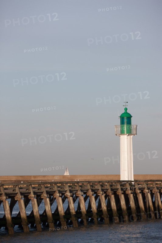 France, region Basse Normandie, Calvados, Cote fleurie, Trouville-sur-Mer, plage, jetee, estacade, phare, mer