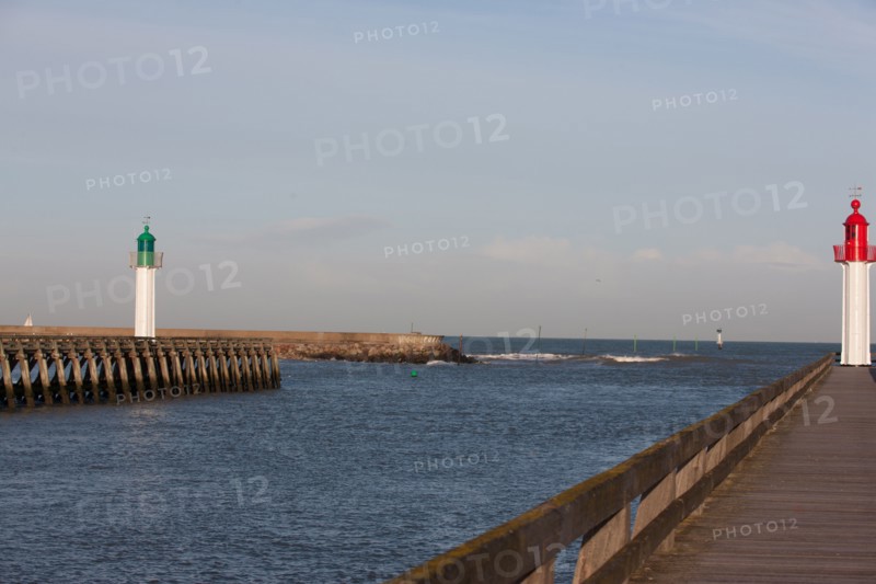 France, region Basse Normandie, Calvados, Cote fleurie, Trouville-sur-Mer, plage, jetee, estacade, phare, mer