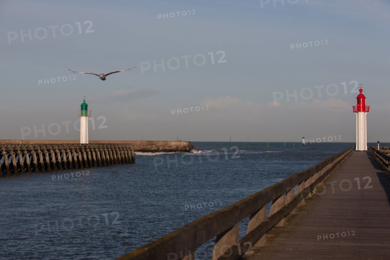 France, region Basse Normandie, Calvados, Cote fleurie, Trouville-sur-Mer, plage, jetee, estacade, phare, mer