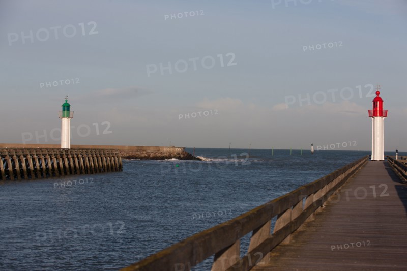 France, region Basse Normandie, Calvados, Cote fleurie, Trouville-sur-Mer, plage, jetee, estacade, phare, mer
