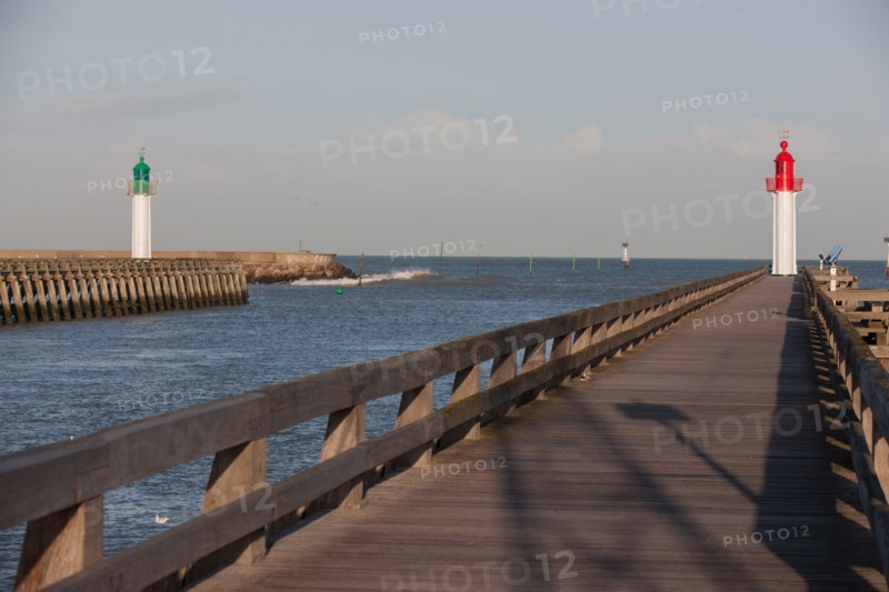 France, region Basse Normandie, Calvados, Cote fleurie, Trouville-sur-Mer, plage, jetee, estacade, phare, mer