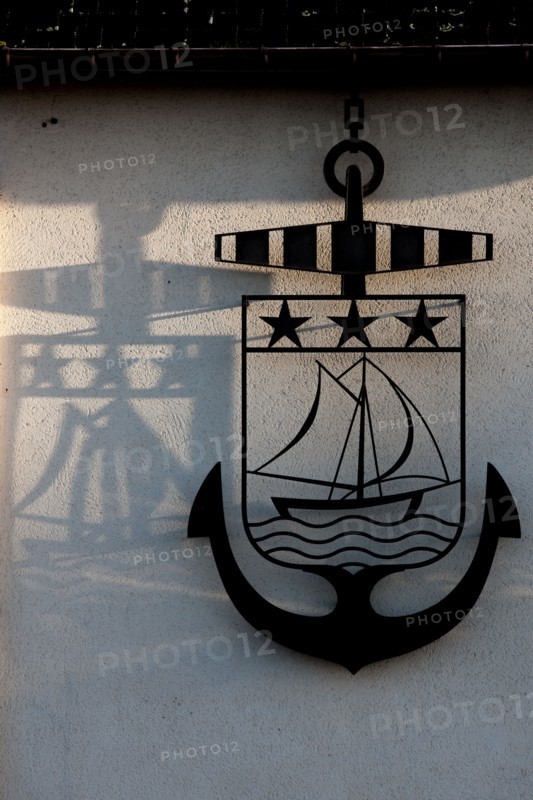 France, region Basse Normandie, Calvados, Cote fleurie, Trouville-sur-Mer, blason sur le mur de l'office de tourisme,