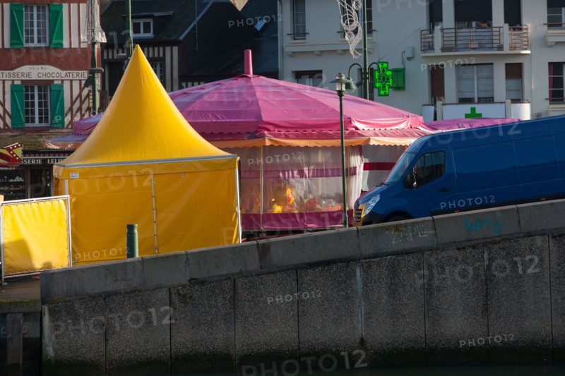 France, region Basse Normandie, Calvados, Cote fleurie, Trouville-sur-Mer, quai Fernand Moureaux, fete foraine, couleur