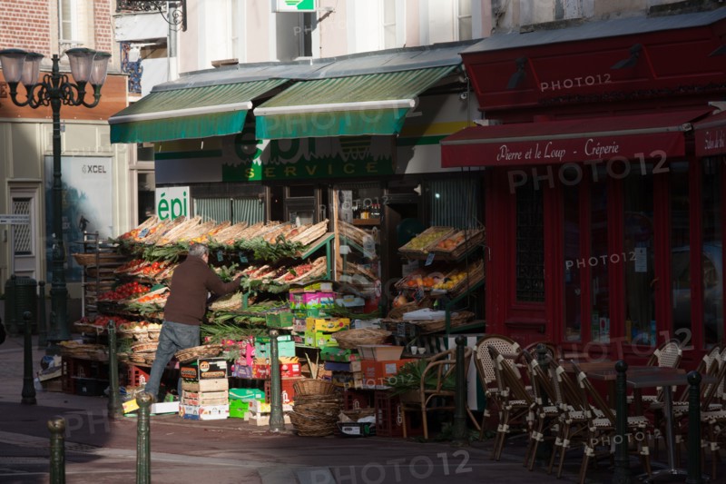 France, region Basse Normandie, Calvados, Cote fleurie, Trouville-sur-Mer, rue des Bains, vitrines, epicerie,