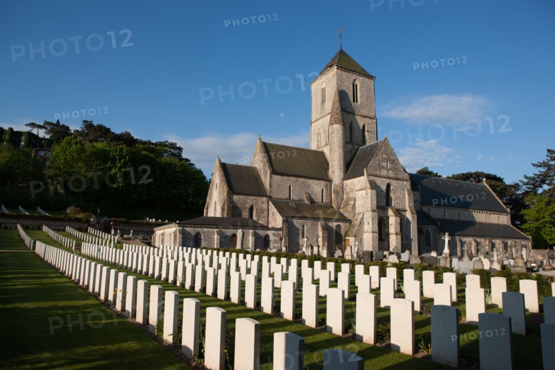 France, region Haute Normandie, Seine Maritime, pays des hautes falaises, Etretat, cimetiere allie, eglise,