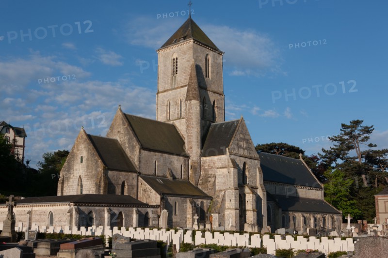 France, region Haute Normandie, Seine Maritime, pays des hautes falaises, Etretat, cimetiere allie, eglise,
