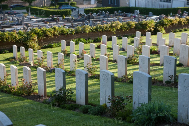 France, region Haute Normandie, Seine Maritime, pays des hautes falaises, Etretat, cimetiere allie, eglise,