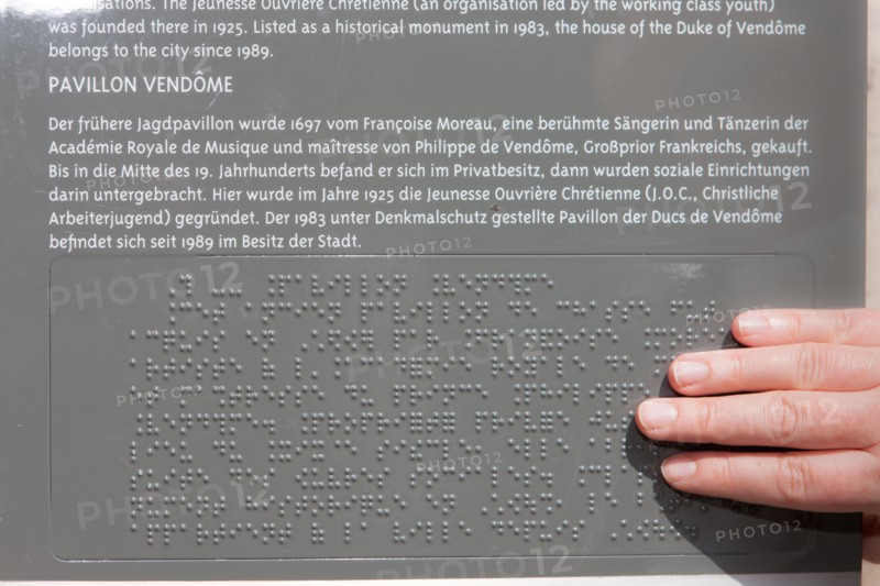 France, Ile de France, Hauts-de-Seine, ville de Clichy-la-Garenne, Pavillon Vendome, Centre d'Art contemporain, panneau, signaletique, braille,
Mention obligatoire : CRT PIdF