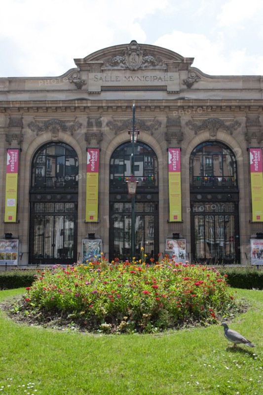 France, Ile de France, Hauts-de-Seine, ville de Clichy-la-Garenne, allee Leon Gambetta, theatre municipal Rutebeuf, terre plein central
Mention obligatoire : CRT PIdF
