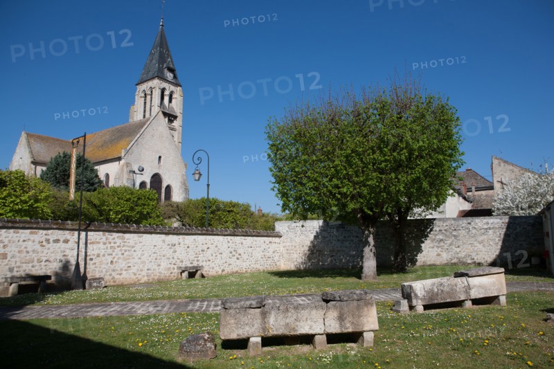 France, Ile de France, Essonne, Milly-la-Foret, eglise depuis le jardin du Centre d'Art contemporain,
Copyright notice: CRT PIdF