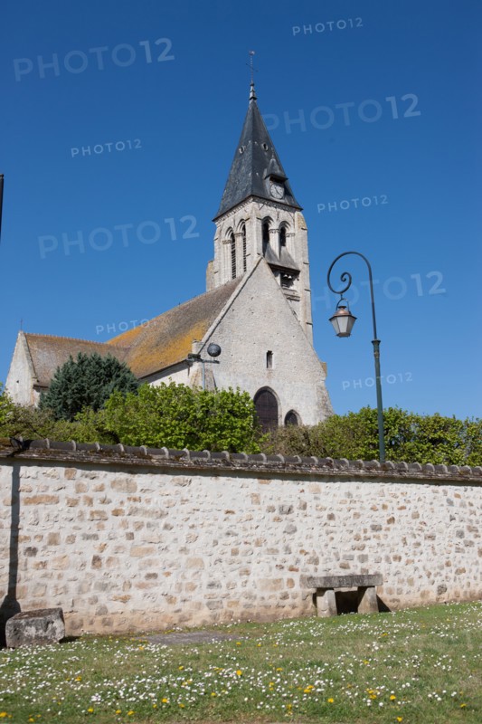 France, Ile de France, Essonne, Milly-la-Foret, eglise depuis le jardin du Centre d'Art contemporain,
Copyright notice: CRT PIdF