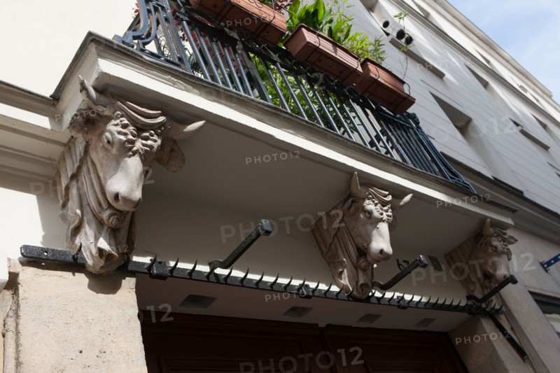 France, Ile de France, Paris 3e arrondissement, Le Marais, 67 rue de Turenne, detail de tete de taureau soutenant le balcon, facade sur rue, immeuble, ancienne boucherie sous le Premier Empire