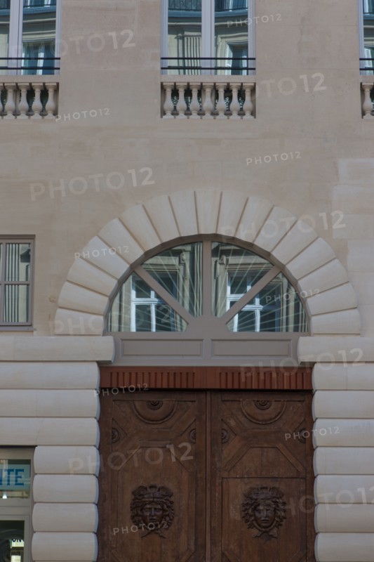France, Ile de France, Paris 9e arrondissement, immeuble 2 rue de la Chaussee d'Antin, Immeuble Rossini, architecte Nicolas-Jacques-Antoine Vestier, immeuble de bureaux, facade, facadisme, renovation, detail porte d'entree,