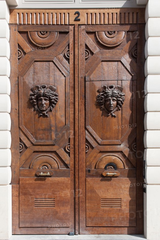 France, Ile de France, Paris 9e arrondissement, immeuble 2 rue de la Chaussee d'Antin, Immeuble Rossini, architecte Nicolas-Jacques-Antoine Vestier, immeuble de bureaux, facade, facadisme, renovation, detail porte d'entree, bois sculpte,