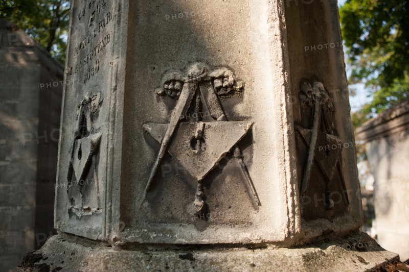 France, Ile de France, Paris 20e arrondissement, cimetiere du Pere Lachaise, 28e division, sepulture des architectes Bernier, Percier et Fontaine, stele avec des symboles maconniques dessines par Percier,
