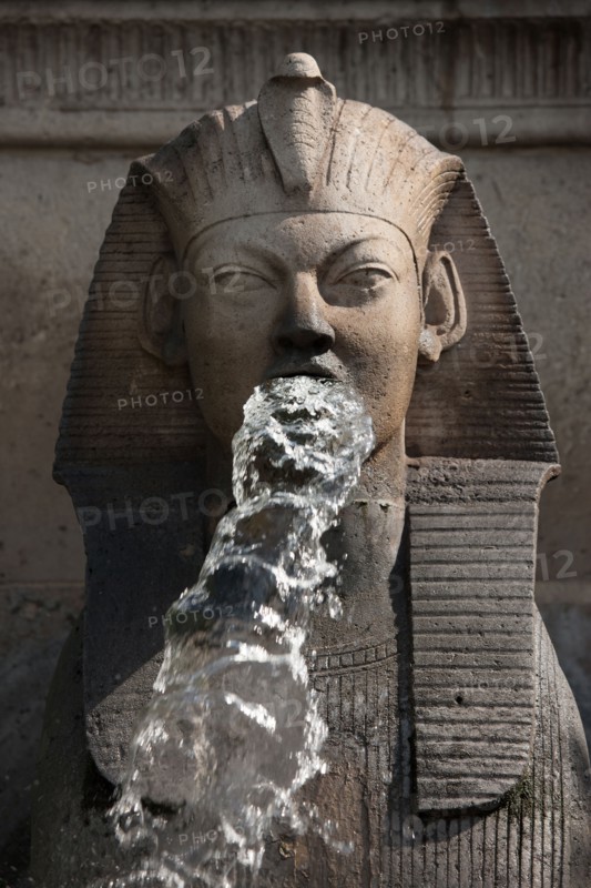 France, Ile de France, Paris 1er arrondissement, place du Chatelet, Fontaine du Palmier, sculpture, architecte Gabriel Davioud, sculpteur Henri-Alfred Jacquemart, sphinx, Egypte,