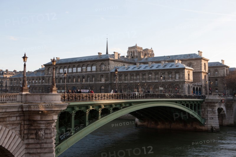 France, Ile de France, Paris 1er arrondissement, quai de Gesvres, pont Notre-Dame, hopital, Hotel-Dieu, Notre-Dame de Paris en arriere-plan,