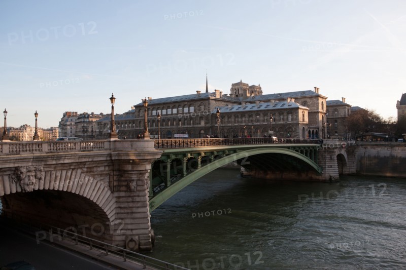 France, Ile de France, Paris 1er arrondissement, quai de Gesvres, pont Notre-Dame, hopital, Hotel-Dieu, Notre-Dame de Paris en arriere-plan,