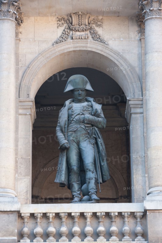 France, Ile de France, Paris 7e arrondissement, cour des Invalides, statue de Napoleon 1er, sculpteur Charles Emile Marie Seurre, 1833, bronze,