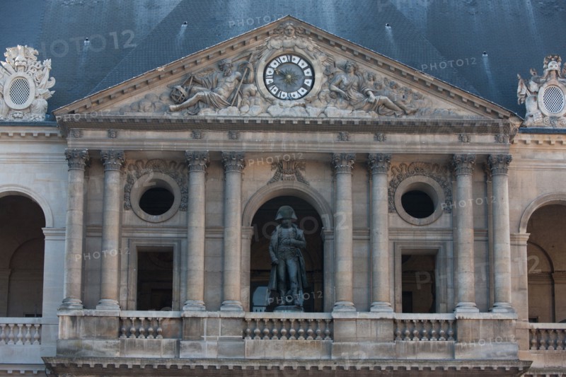 France, Ile de France, Paris 7e arrondissement, cour des Invalides, statue de Napoleon 1er, sculpteur Charles Emile Marie Seurre, 1833, bronze,