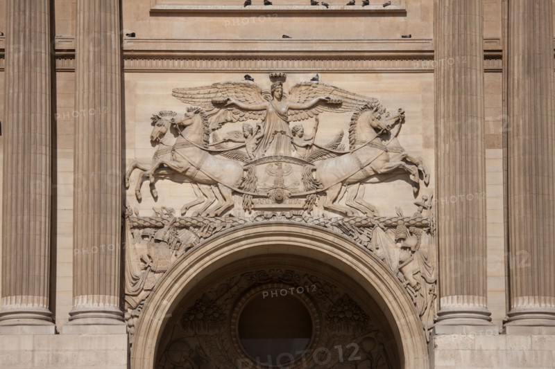 France, Ile de France, Paris 1er arrondissement, musee du Louvre, colonnade du Louvre, architecte Claude Perrault, detail portail, Napoleon 1er, relief,