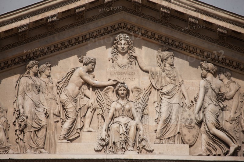 France, Ile de France, Paris 1er arrondissement, musee du Louvre, colonnade du Louvre, architecte Claude Perrault, detail portail, Napoleon 1er, relief,