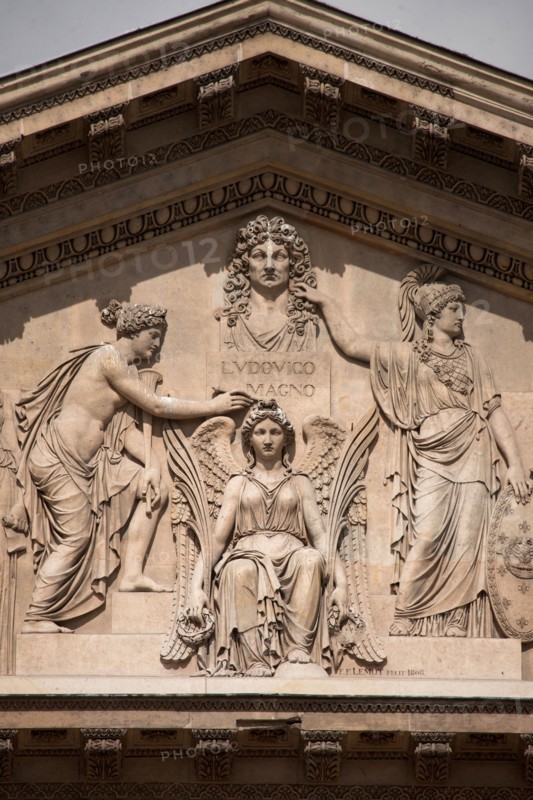 France, Ile de France, Paris 1er arrondissement, musee du Louvre, colonnade du Louvre, architecte Claude Perrault, detail portail, Napoleon 1er, relief, fronton,