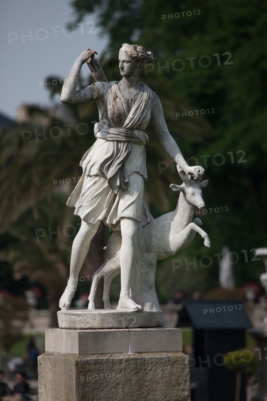 France, Ile de France, Paris, 6e arrondissement, Jardin du Luxembourg, pelouse centrale, statue de Diane chasseresse, sculpture,