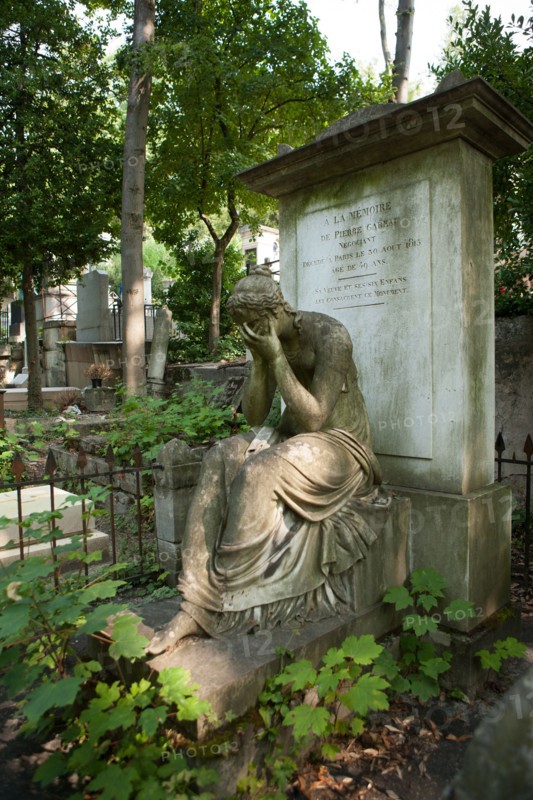 France, Ile de France, Paris 20e arrondissement, cimetiere du Pere Lachaise, 10e division, sepulture du negociant Pierre Gareau (1818), premiere statue de pleureuse grandeur nature