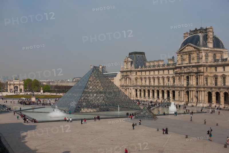 France, Ile de France, Paris 1er arrondissement, musee du Louvre, aile Denon, vue sur la place de la pyramide et le pavillon Richelieu,