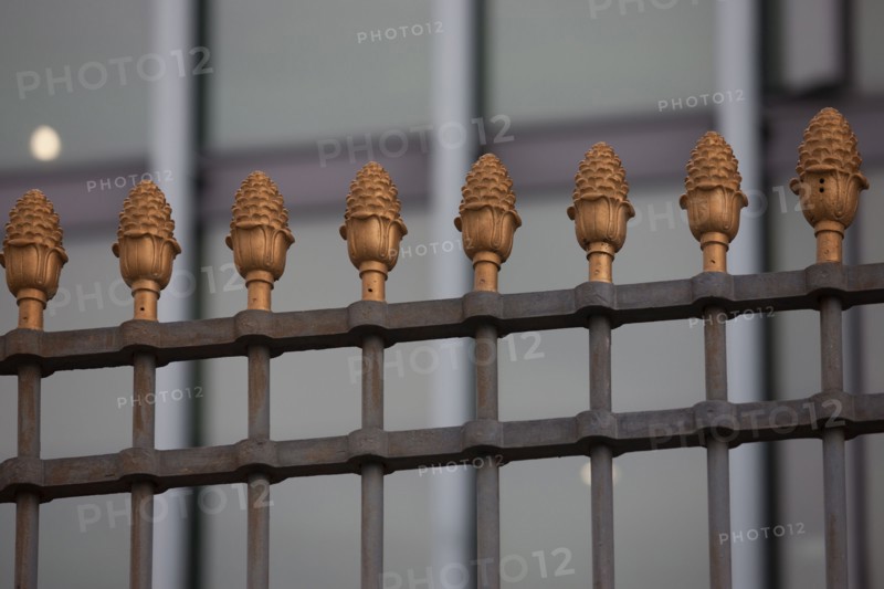 France, Ile de France, Paris 5e arrondissement, quai Saint-Bernard, detail de la grille de l'ancienne halle aux vins, pomme de pin, symbole des marchands de vin,