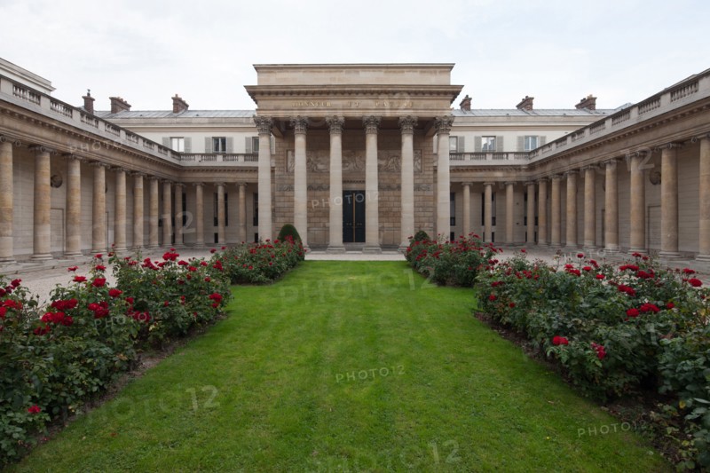 France, Ile de France, Paris 7e arrondissement, Hotel de Salm, rue de Lille, Grande Chancellerie de la Legion d'Honneur, Palais de la Legion d'Honneur, Musee, architecte Pierre Rousseau, colonnade, cour d'honneur
