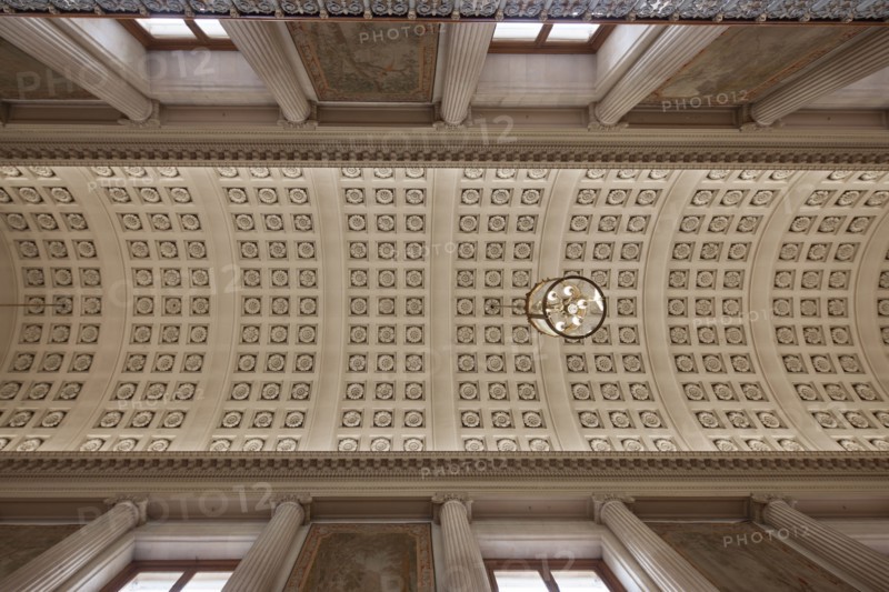 France, Ile de France, Paris 6e arrondissement, Palais du Luxembourg, Senat, plafond du grand escalier d'honneur, Napoleon 1er, lionnes et decors premier empire, plafond a caissons,