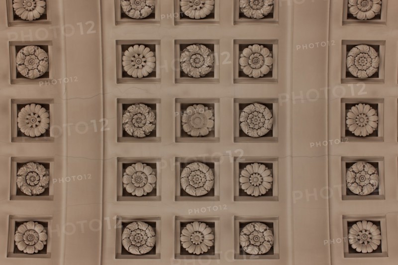 France, Ile de France, Paris 6e arrondissement, Palais du Luxembourg, Senat, plafond du grand escalier d'honneur, Napoleon 1er, plafond a caissons, detail,