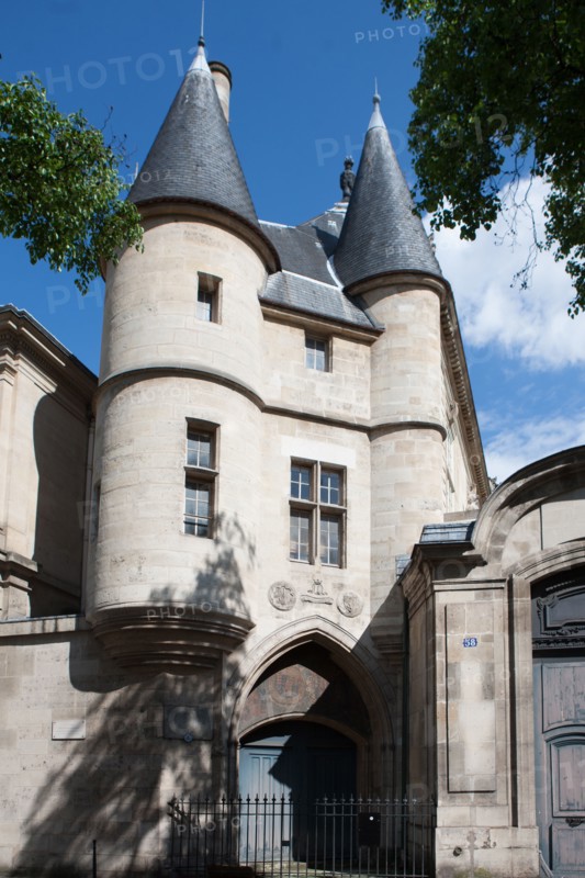 France, Région Ile de France, Paris 3e arrondissement, le Marais, Rue des Archives, vestiges des tours de l'ancien Hôtel de Clisson accolées à  l'Hôtel de Soubise,
