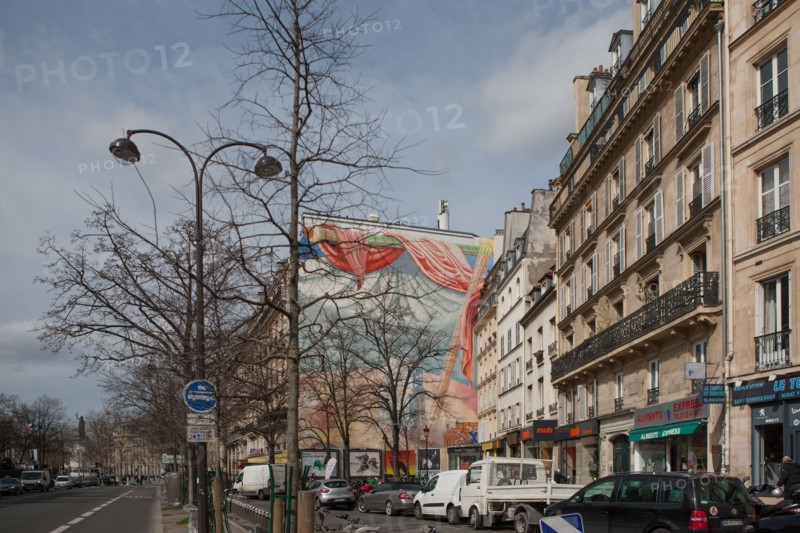 France, Région Ile de France, Paris 3e arrondissement, le Marais, 46 boulevard du Temple, décalage des façades, près de la Place de la République, statue,