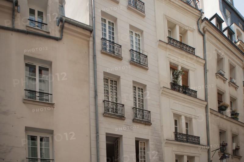 France, Région Ile de France, Paris 4e arrondissement, le Marais, Rue Saint Martin, façades d'immeuble à 2 travées,
