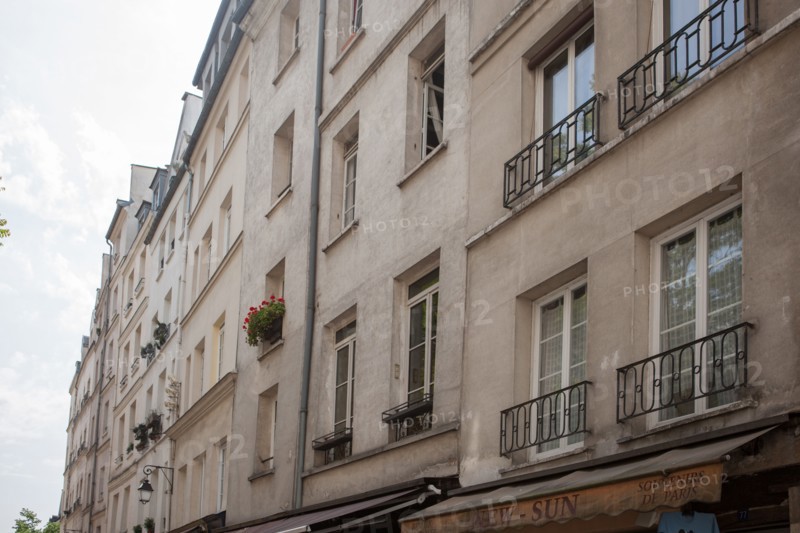 France, Région Ile de France, Paris 4e arrondissement, le Marais, Rue Saint Martin, façades d'immeuble à 2 travées,