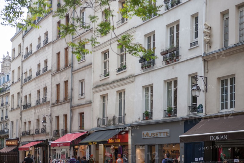France, Région Ile de France, Paris 4e arrondissement, le Marais, Rue Saint Martin, façades d'immeuble à 2 travées,