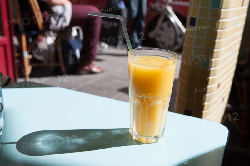 France, Région Ile de France, Paris 4e arrondissement, le Marais, Rue du Roi de Sicile, bar Le Pick Clops, terrasse, verre de jus de fruit