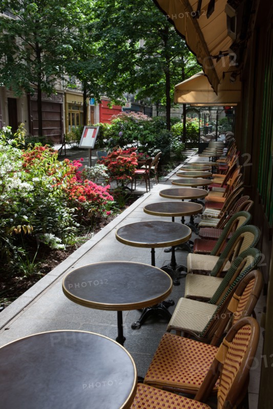 France, Région Ile de France, Paris 4e arrondissement, le Marais, Rue du Trésor, fleurs et terrasses,