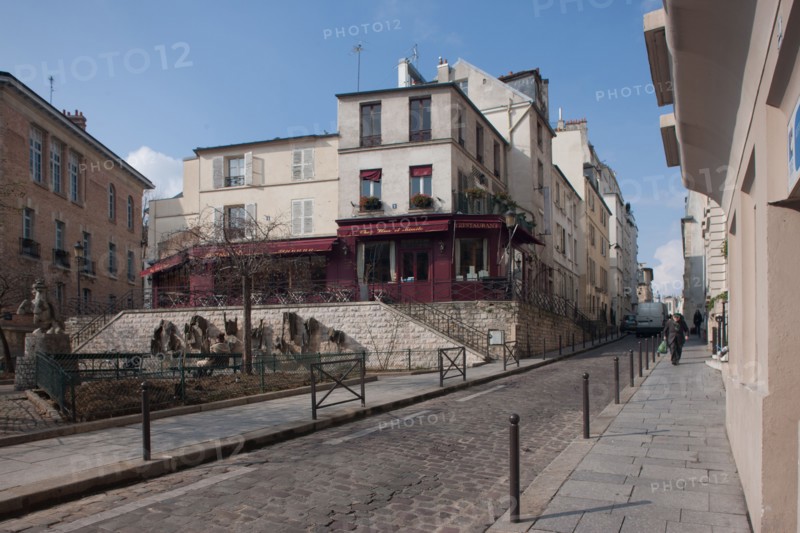 France, Région Ile de France, Paris 5e arrondissement, angle de la rue Tournefort et de la rue Brossolette, décalage de hauteur,