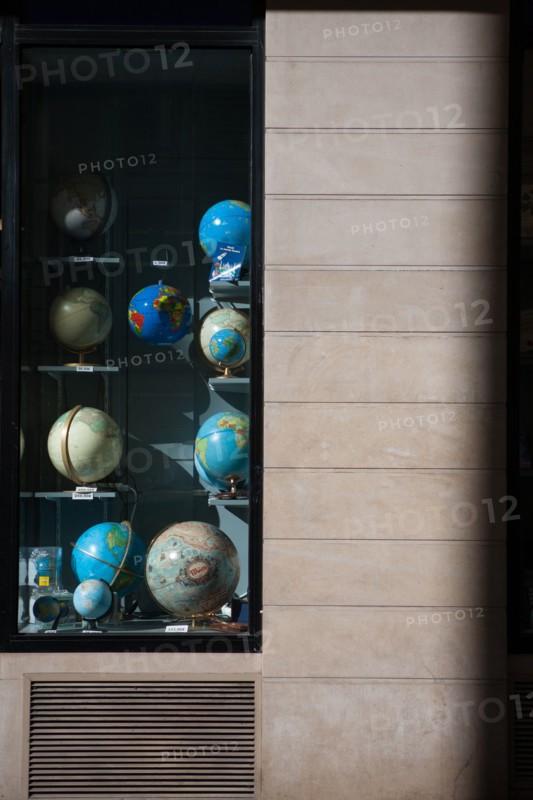 France, Région Ile de France, Paris 6e arrondissement, Rue Racine, Librairie Gibert, globes terrestres en vitrine,