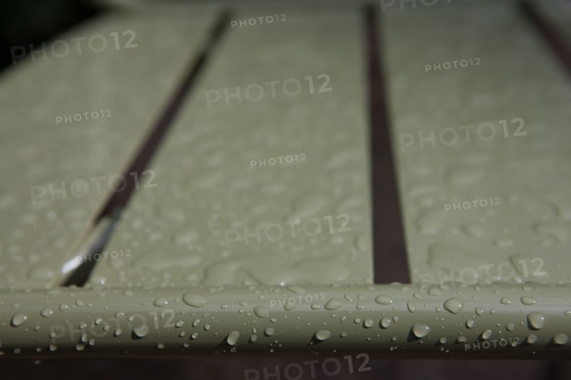 France, Région Ile de France, Paris 6e arrondissement, Jardin du Luxembourg, chaises après la pluie,