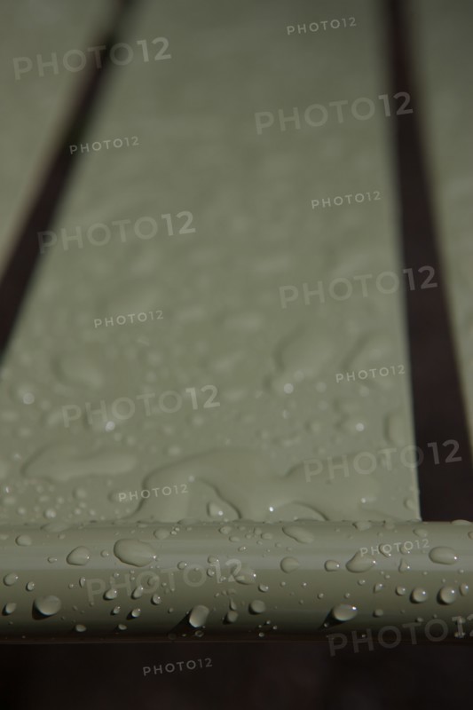 France, Région Ile de France, Paris 6e arrondissement, Jardin du Luxembourg, chaises après la pluie,