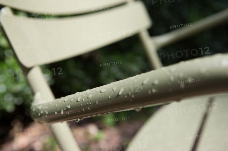 France, Région Ile de France, Paris 6e arrondissement, Jardin du Luxembourg, chaises après la pluie,