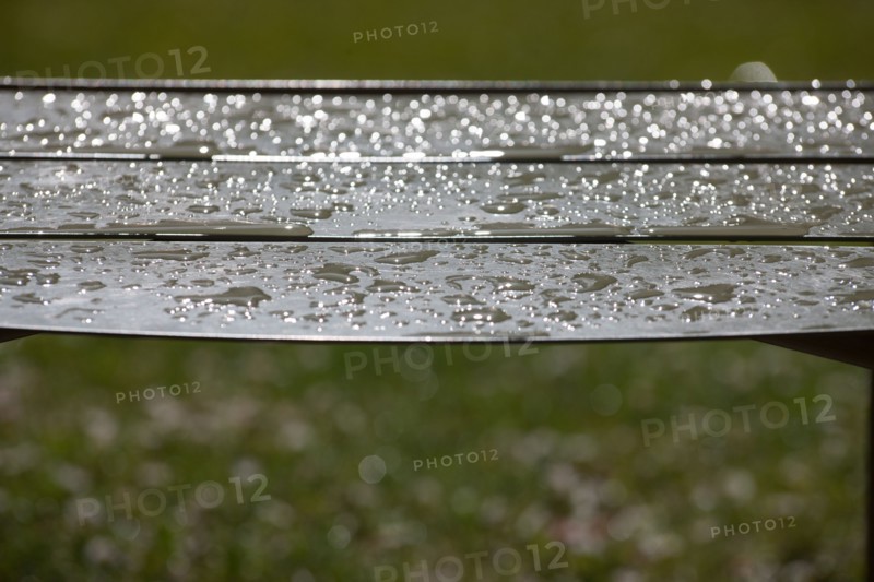 France, Région Ile de France, Paris 6e arrondissement, Jardin du Luxembourg, chaises après la pluie,